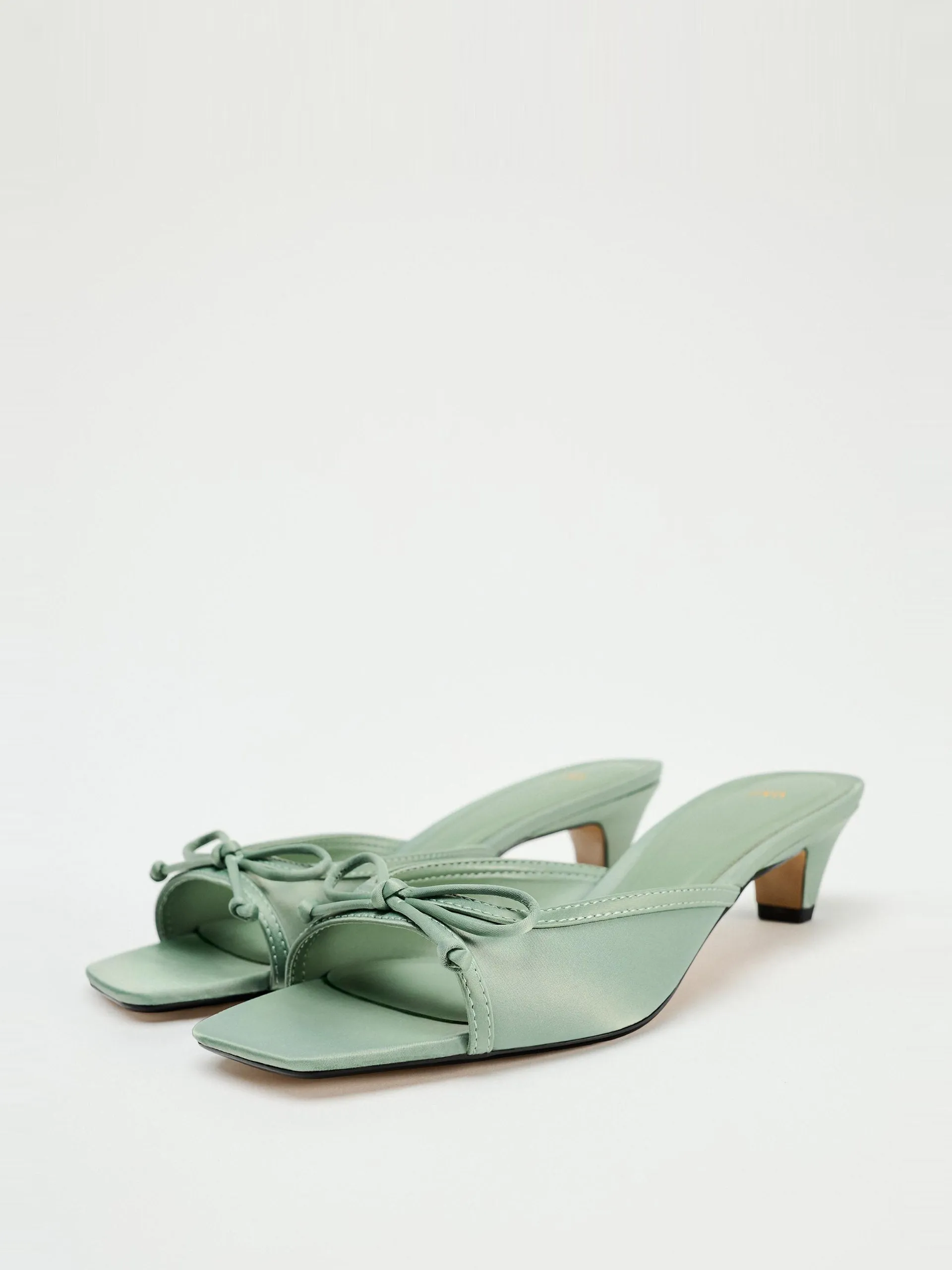 Heeled mules with bow